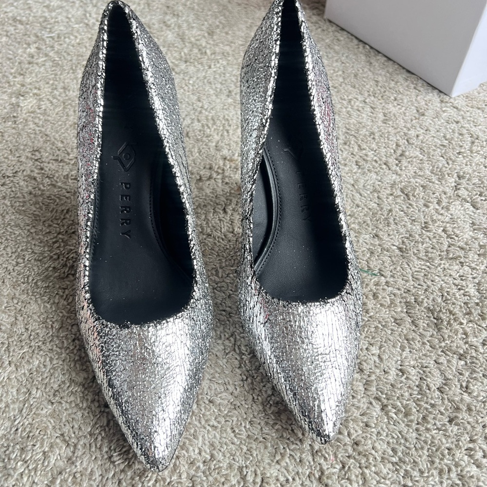 Katy Perry Silver Crackle Pointed Toe Heels
New without tags - Picture 2 of 7